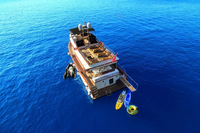 Maske 3 Trawler, Enjoy A Fantastic Blue Cruise.