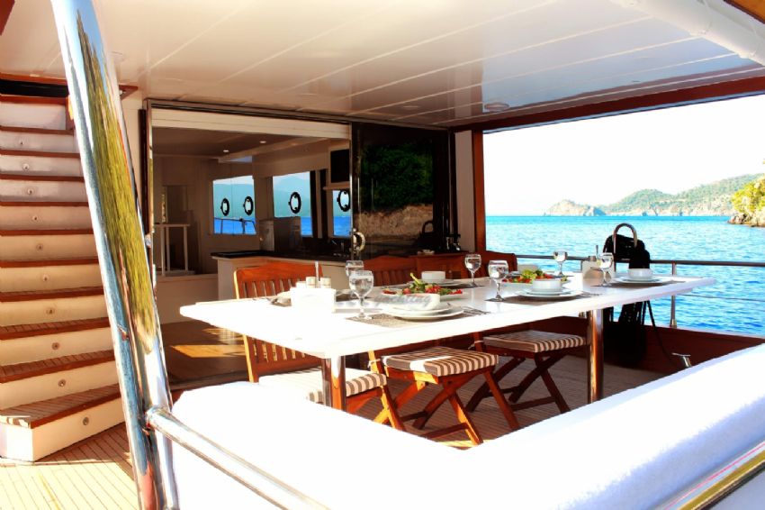 Maske 3 Trawler, Aft Deck Dining.