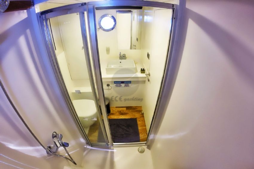 Maske 3 Trawler, Shower Cubicle.