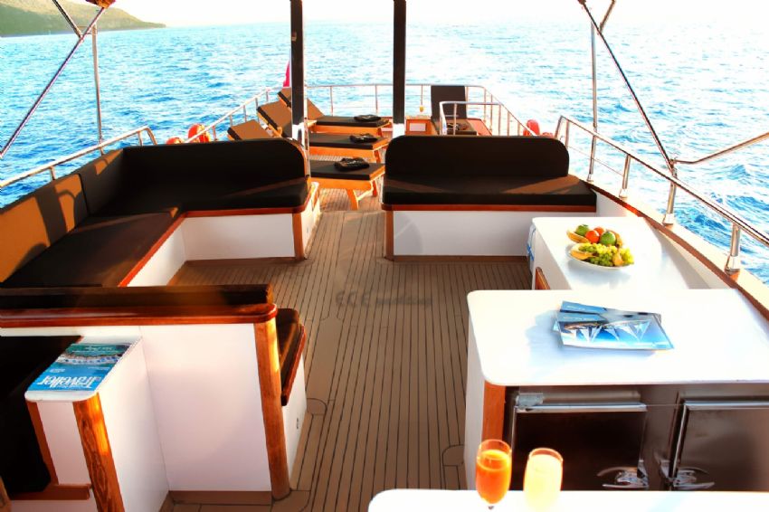 Maske 3 Trawler, Flybridge Comfortable Seating Area.