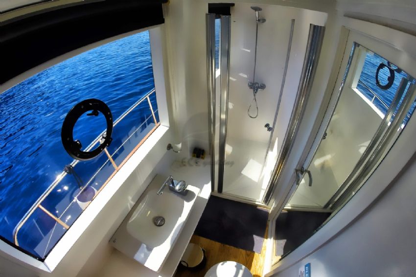 Maske 3 Trawler, En Suite Bathroom.