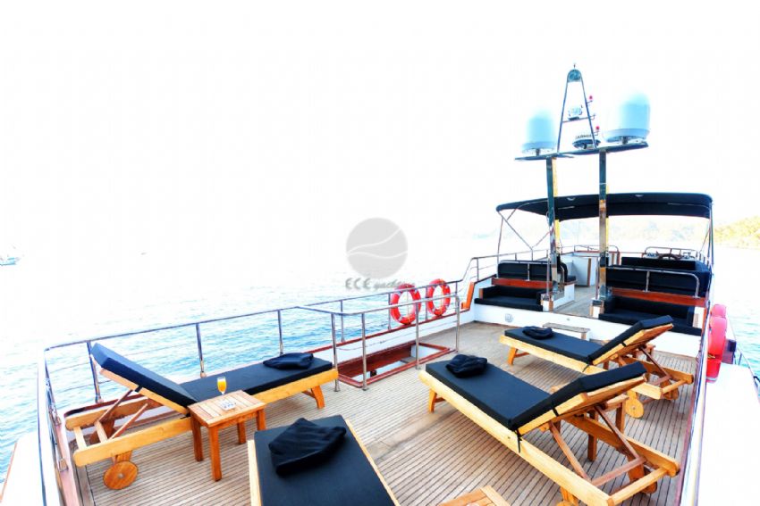 Maske 3 Trawler, Flybridge Sun Deck.