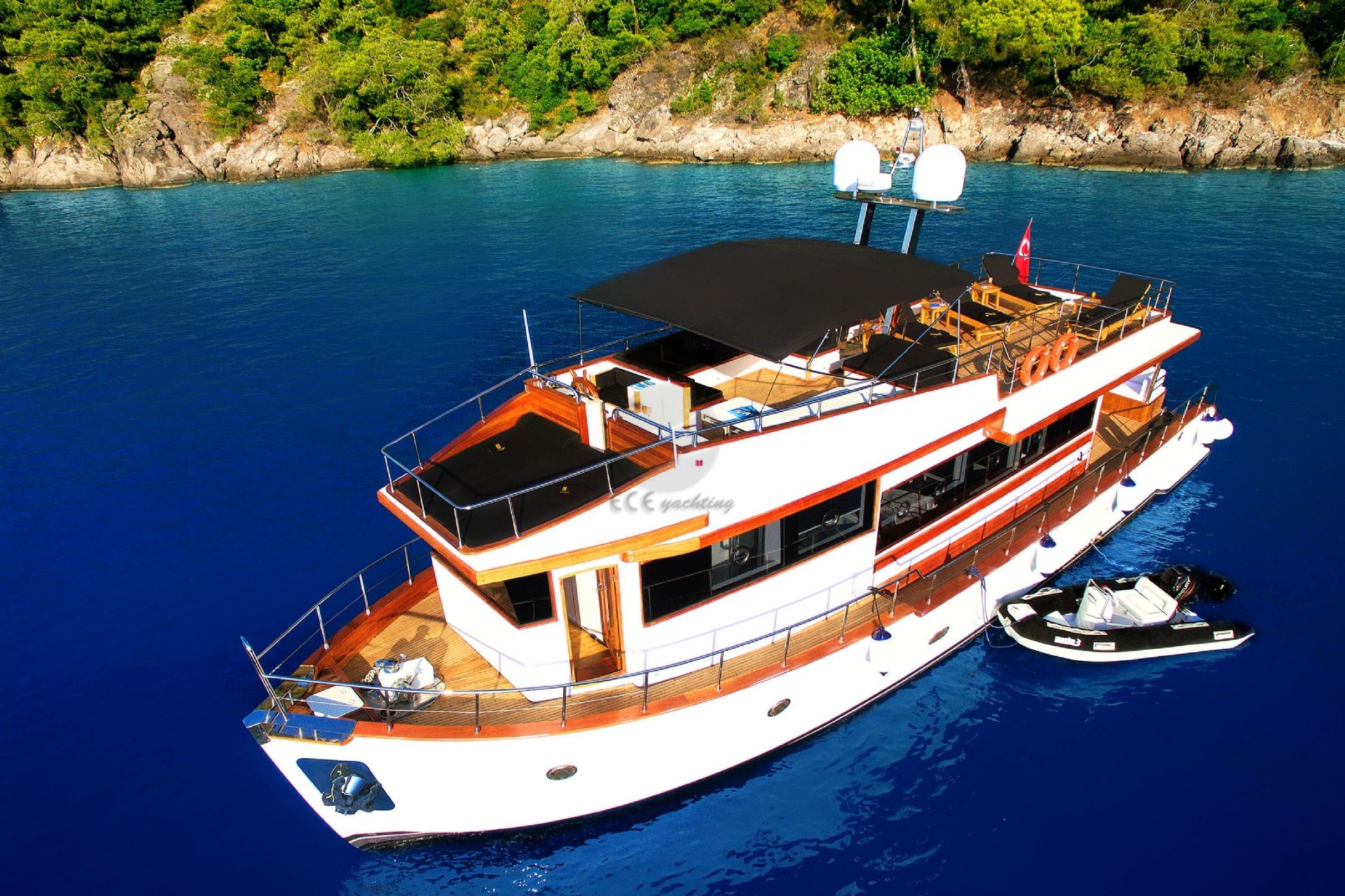 Maske 3 Trawler, Port Side With Tender.