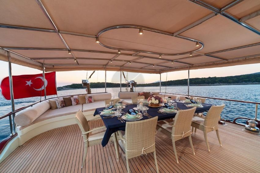  yatı güneşlenme alanı