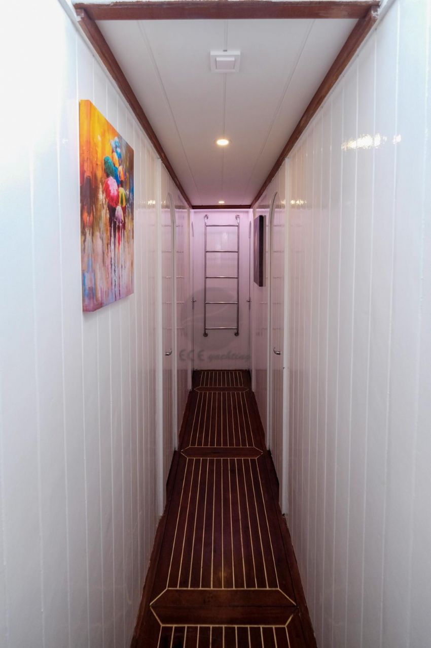 ECE GÜNEY Teknesi Koridor