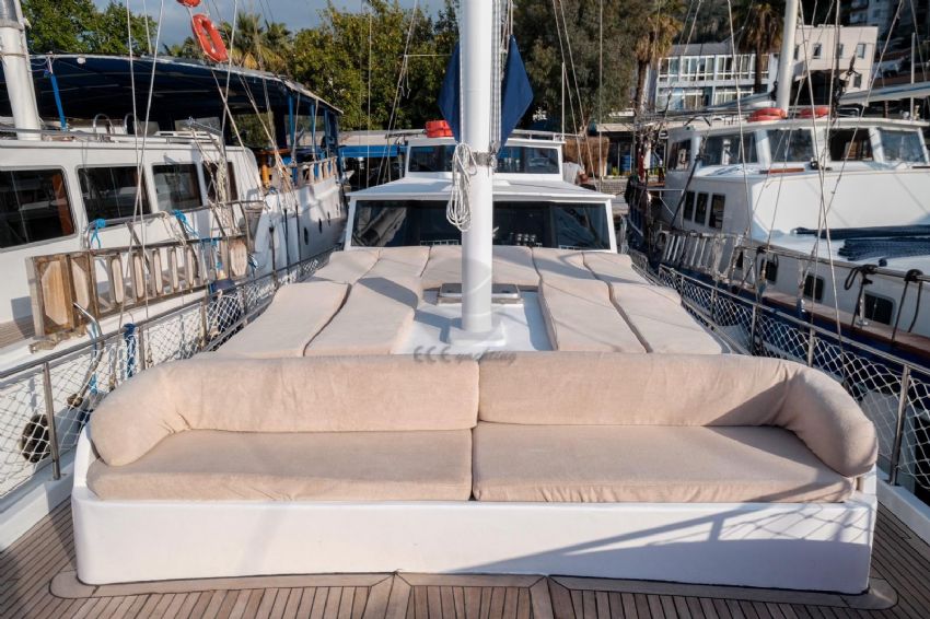 ECE GÜNEY Güneşlenme Alanı