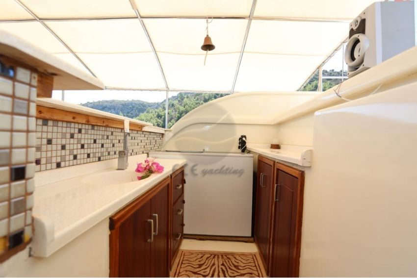 Mesut Ol Yacht,  On Deck Bar.