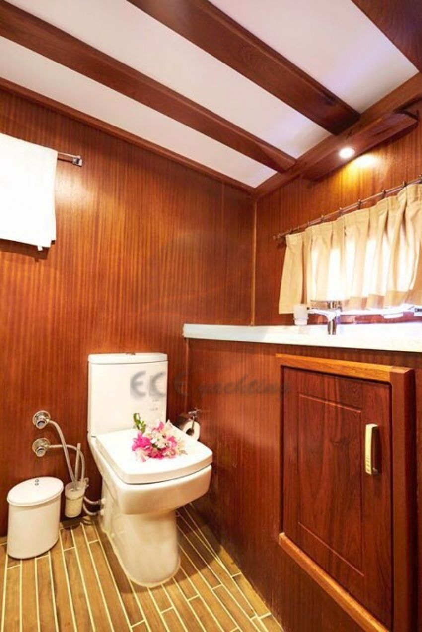 Mesut Ol Yacht, Bathroom.