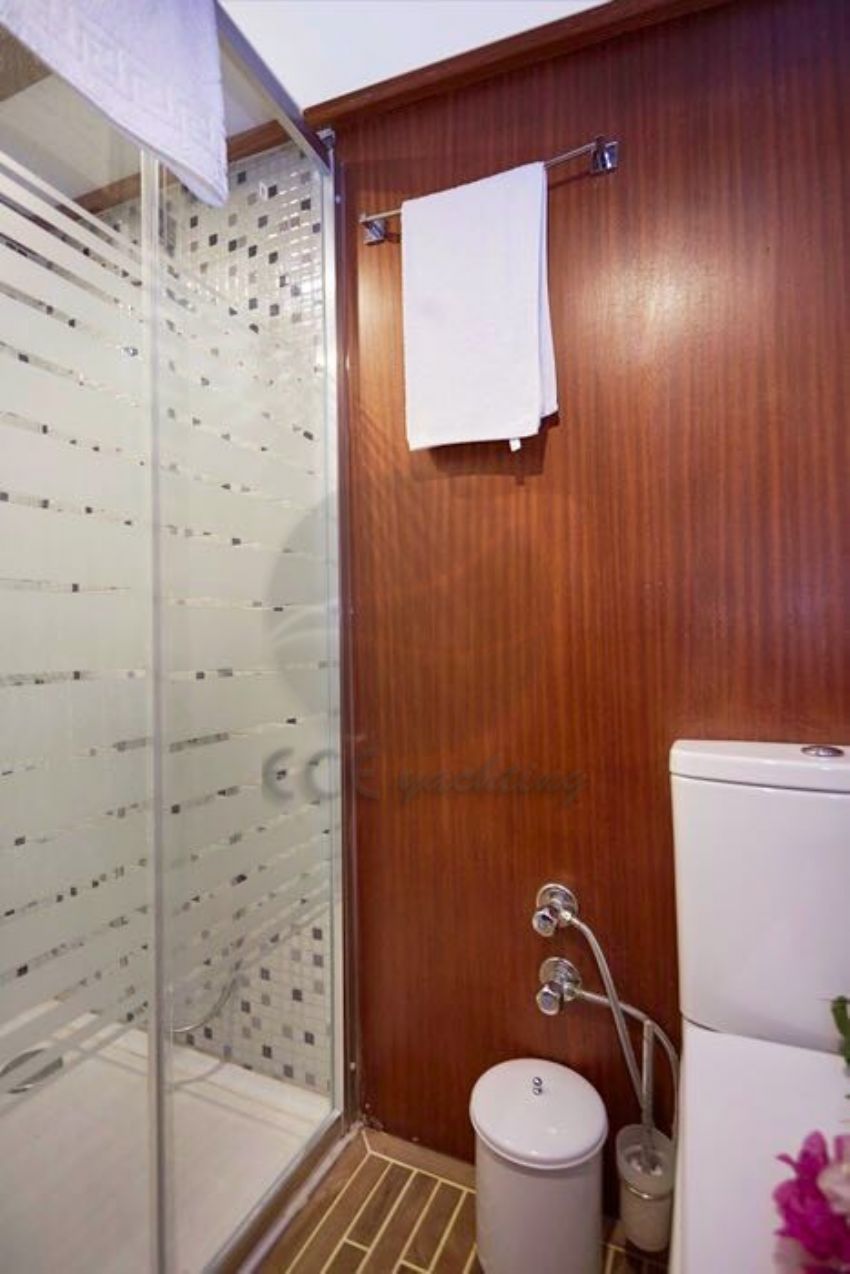 Mesut Ol Yacht, Bathroom.