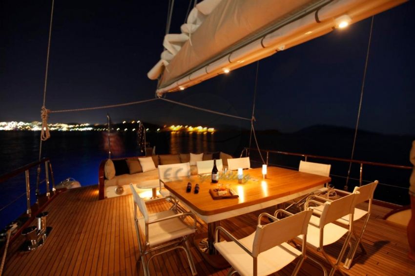 Miss B Yatı Arka Yemek Masası