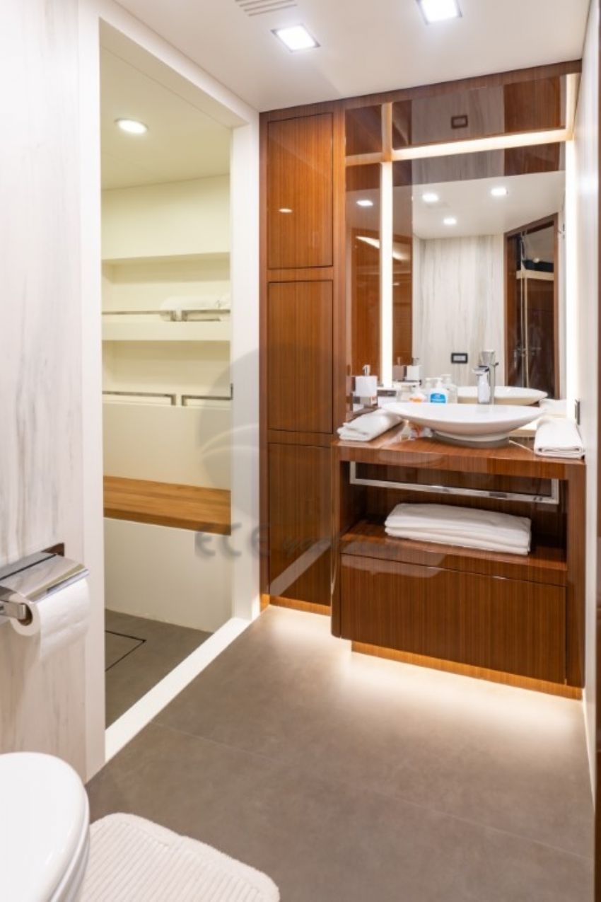 Moss Gulet, Bathroom.