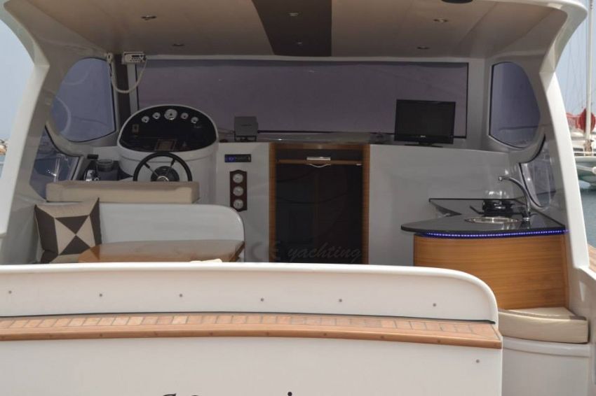 aslı nil motoryat arka güverte oturma alanı