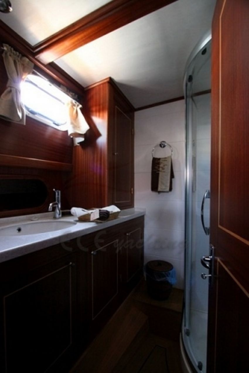 Nazcan teknesi wc. Nazcan Gulet Yacht Bathroom