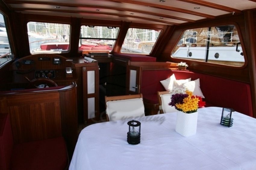 Nazcan teknesi masa. Nazcan Gulet Yacht İnterior Space.