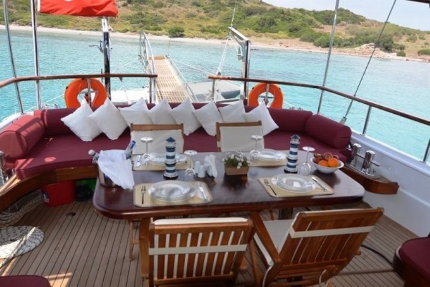 Nazcan teknesi yemek masası. Nazcan Gulet Yacht On Deck Dining.