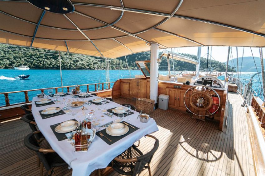 Ece Nefise Güverte - Yemek Alanı