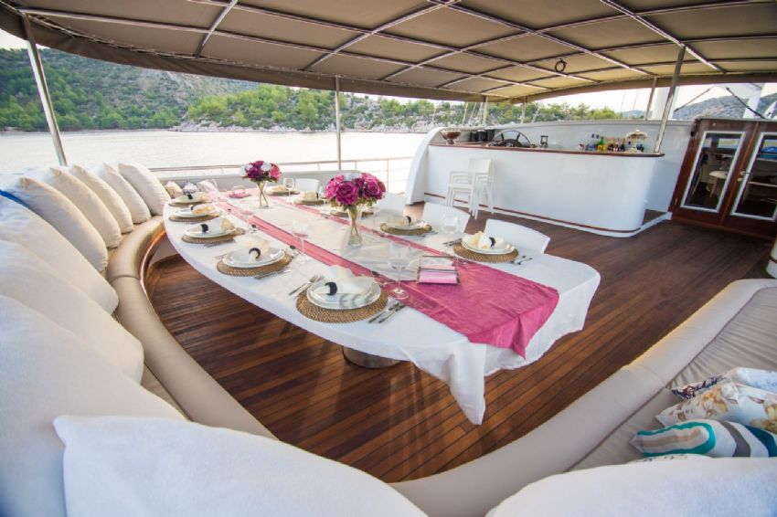 Nevra Queen Yacht, Dine İn Style.