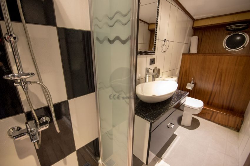 Nevra Queen Yacht, En Suite.