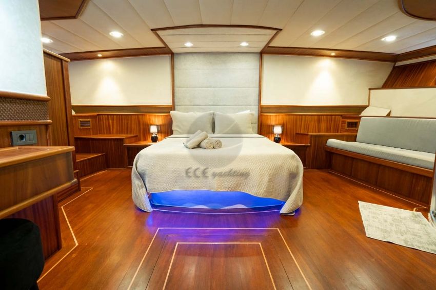 Nevra Queen Yacht, Passageway.