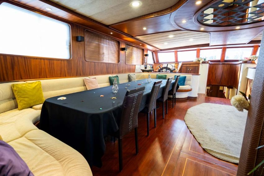 Nevra Queen Yacht, Dine İn Style.