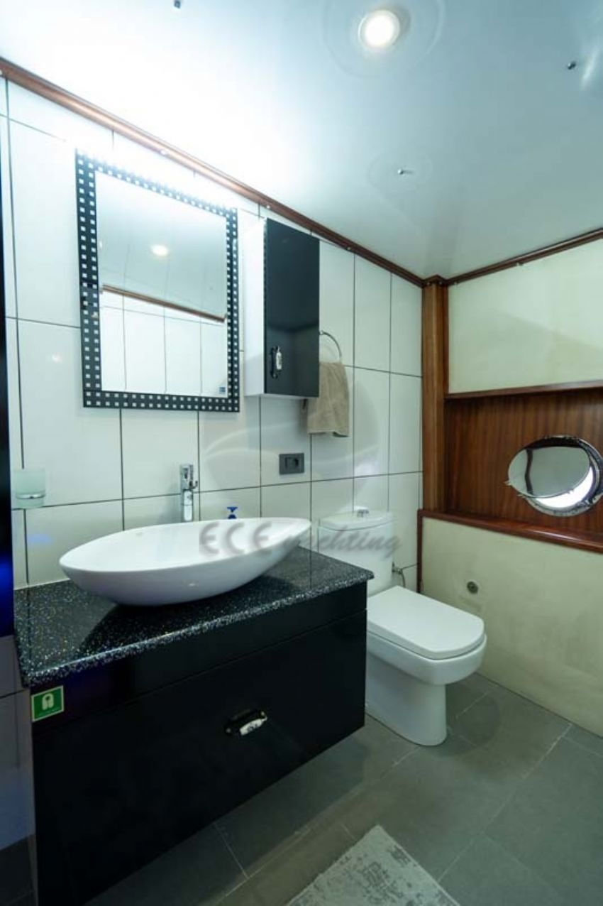 Nevra Queen Yacht, Bathroom.
