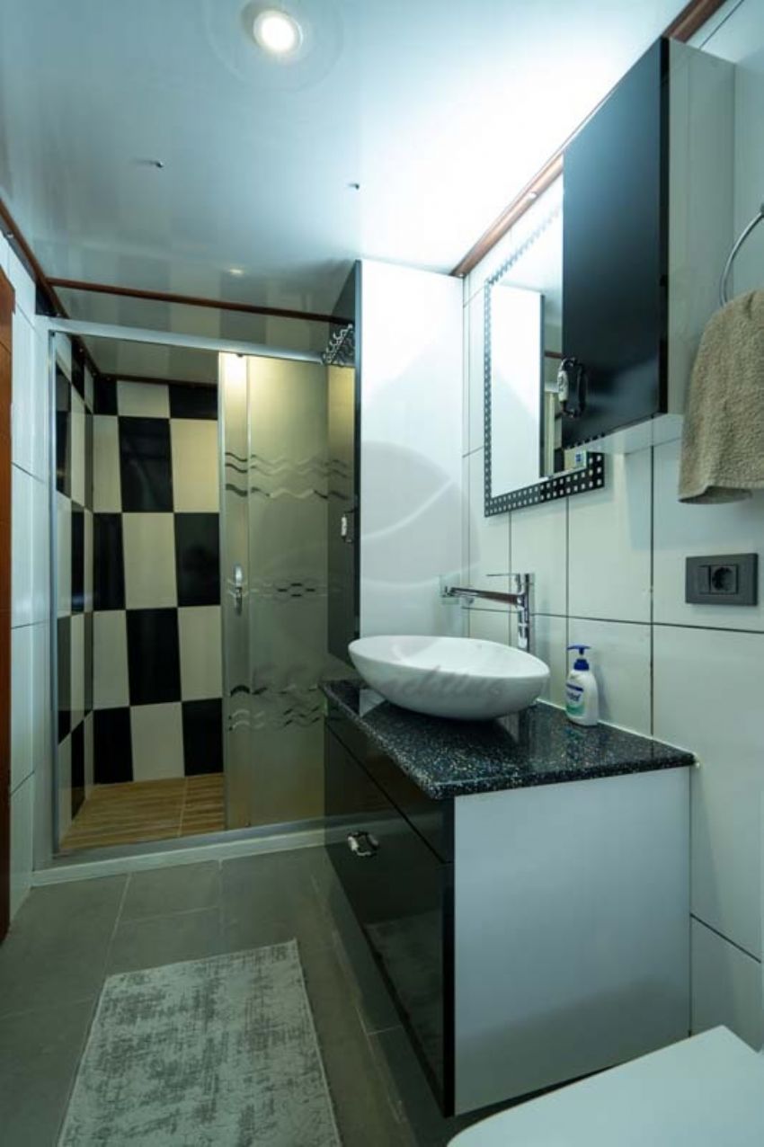 Nevra Queen Yacht, En Suite.