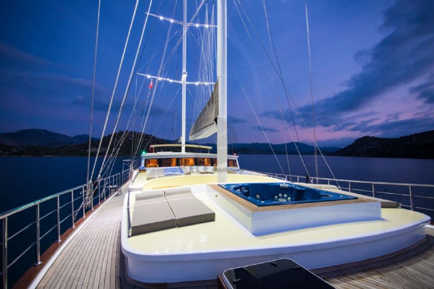 Nevra Queen Yacht, Sleep Under The Stars.