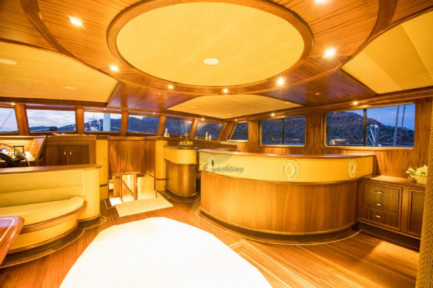 Nevra Queen Yacht, Lounge Bar.