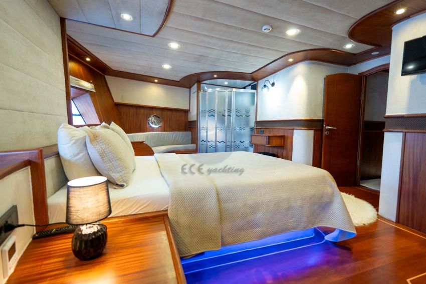 Nevra Queen Yacht, Lounge Bar.