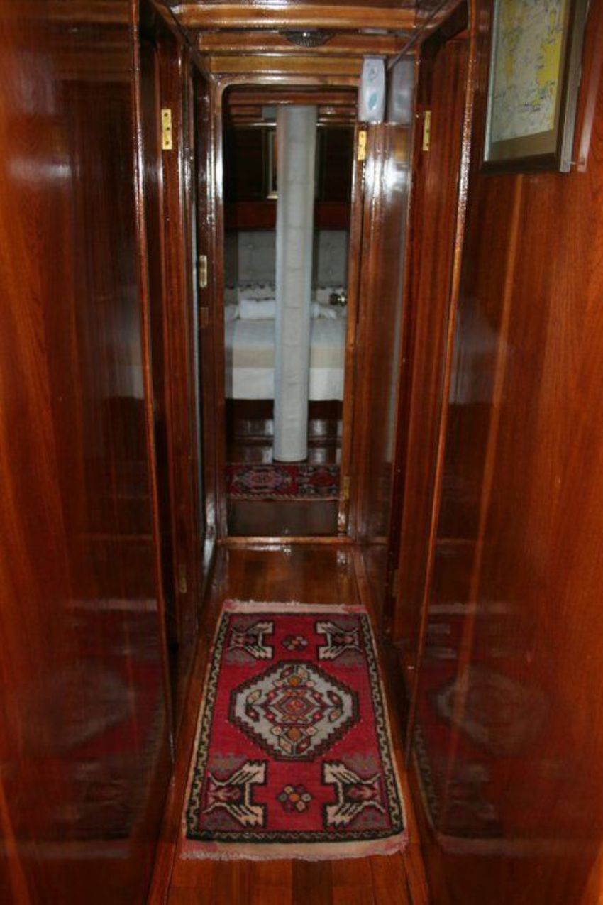 Nirvana S Yacht, Corridor.