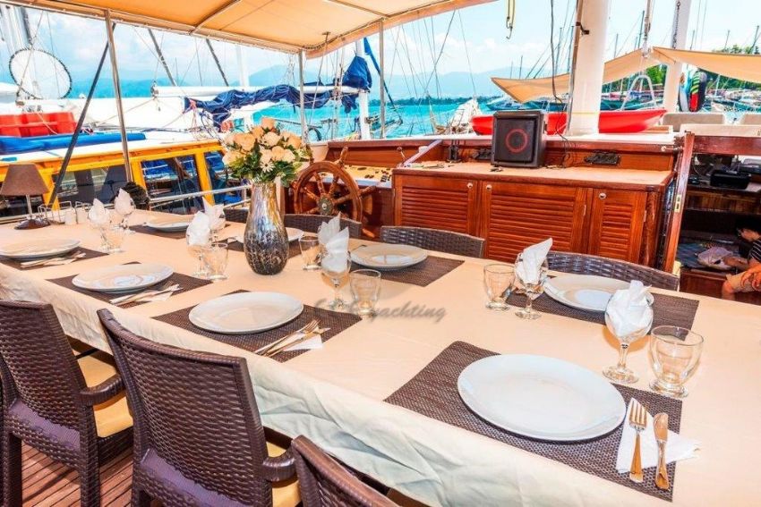 nomade_gulet_sunbathing