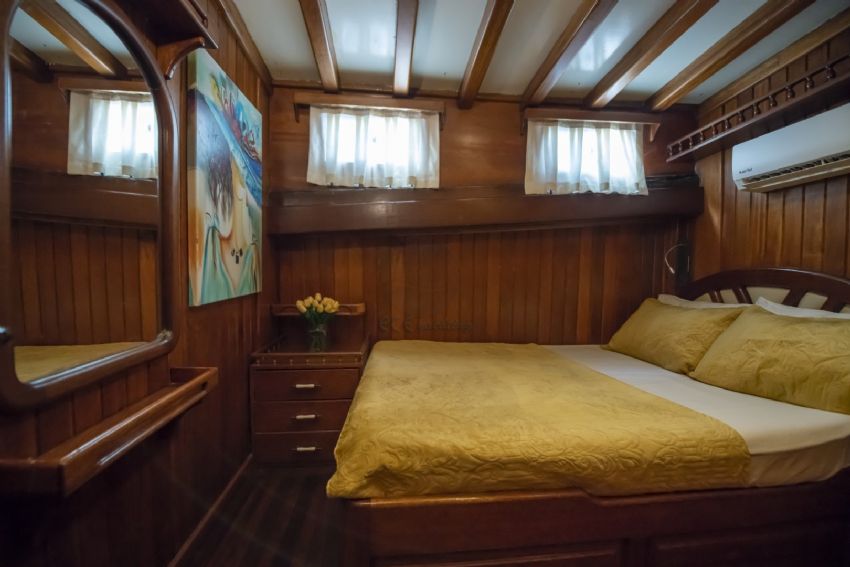 North Wind Yacht, En Suite With Shower Cubicle.