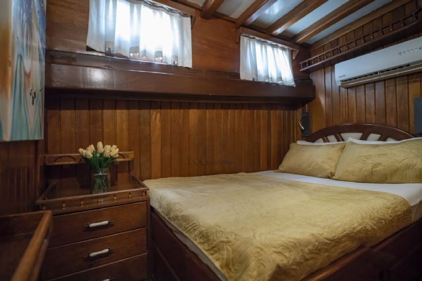 North Wind Yacht, Bathroom.