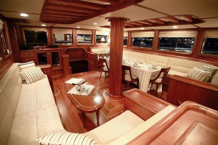 Salon oturma grubu ve yemek masası.