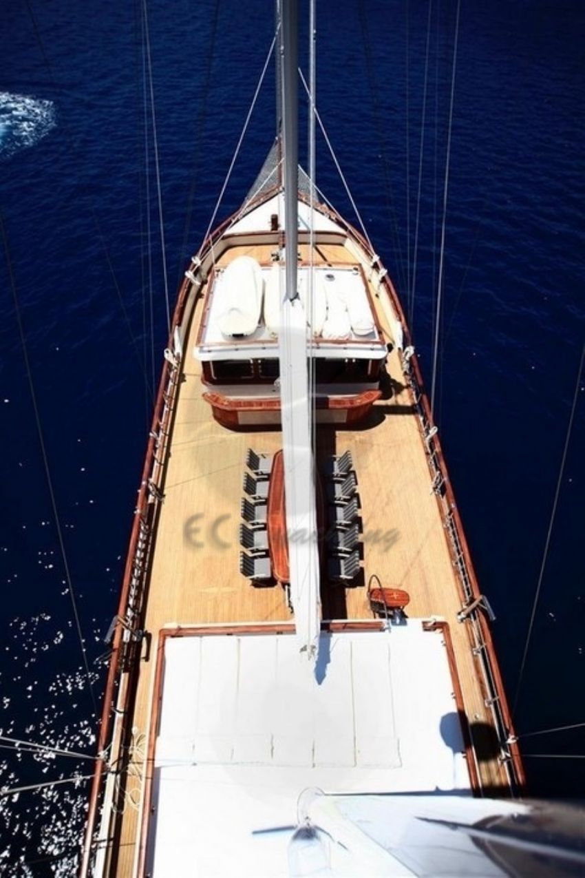 Ön düz güverte yemek masası.