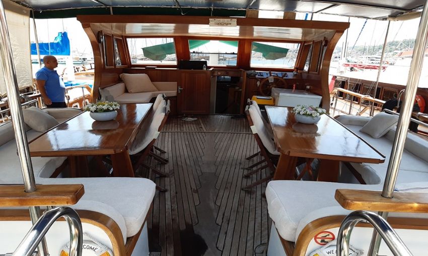 Aft Deck Dining.