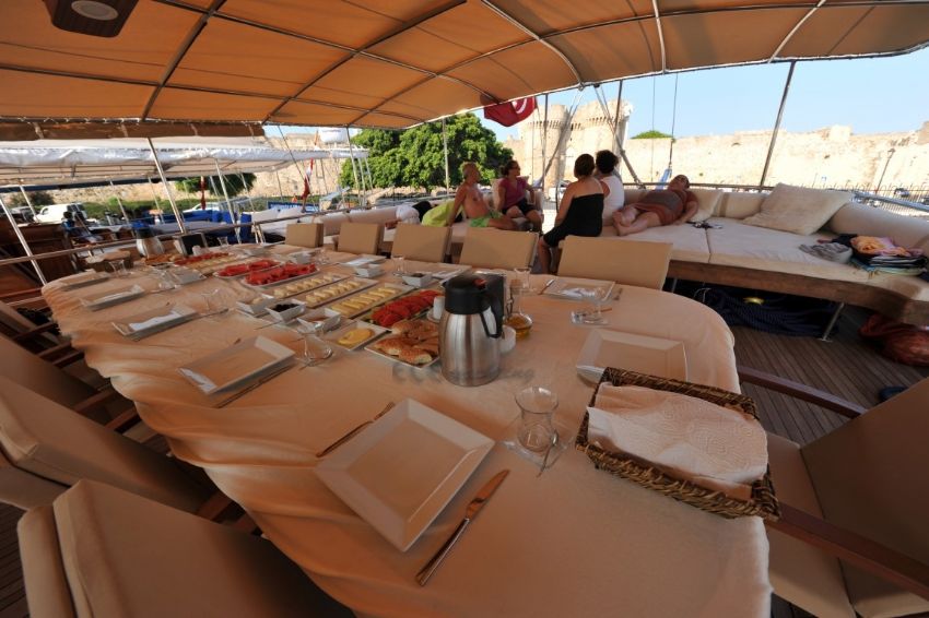 Oğuzhan guleti arka güverte yemek masası