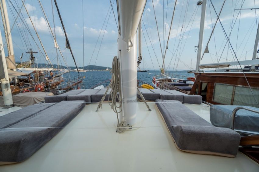 Front Deck Dining Area.