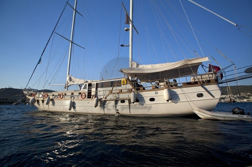 Osman Kurt teknesi bordo