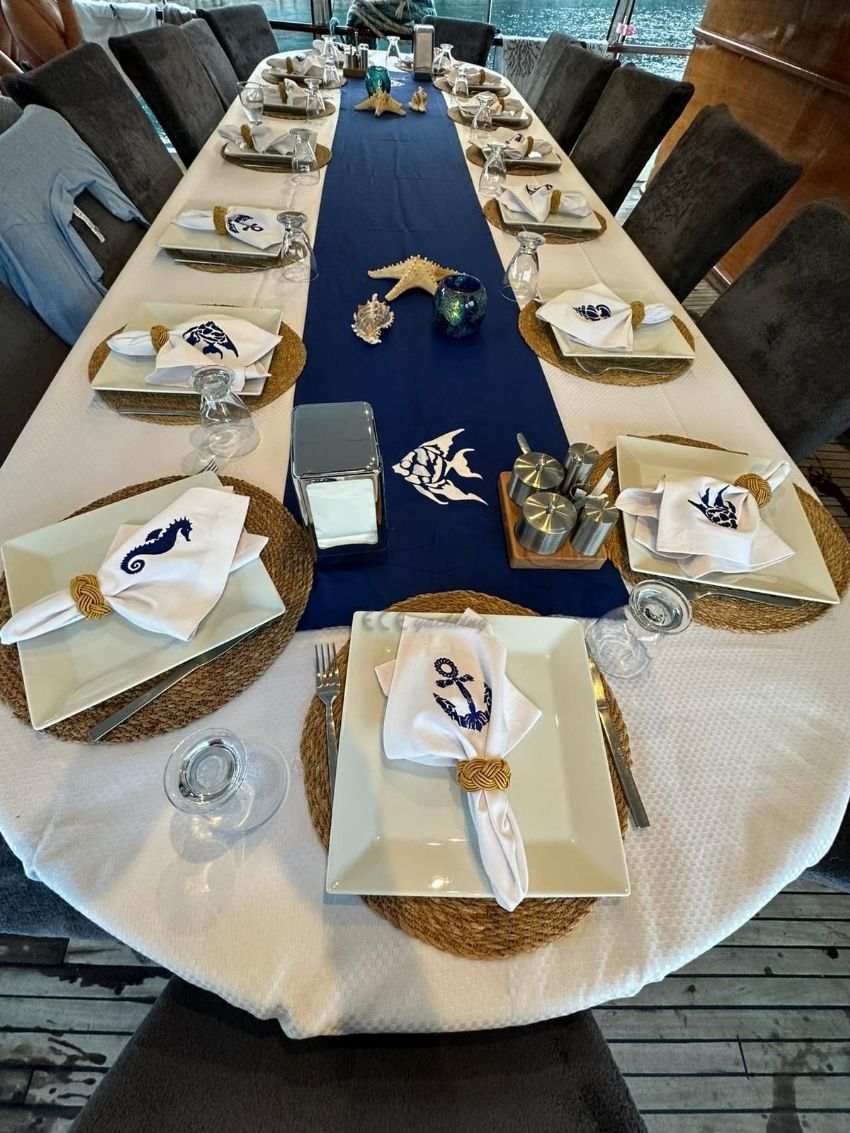 Ozge Gulet, İç Oturma Grubu