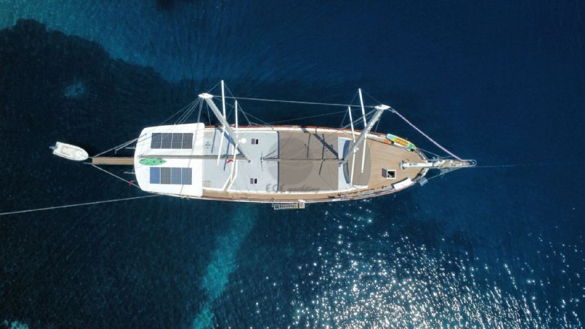 Ozge Gulet, Güneşlenme Alanı