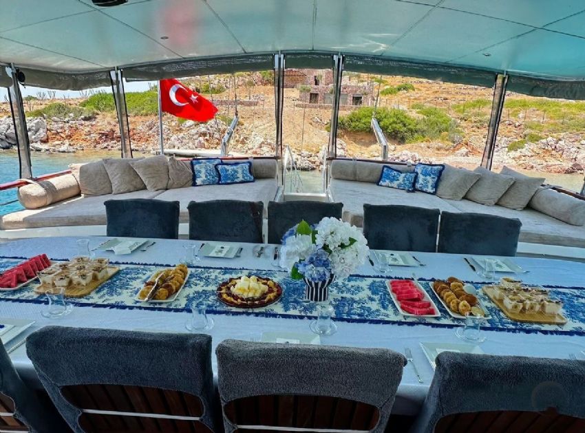 Ozge Gulet, Oturma Grubu