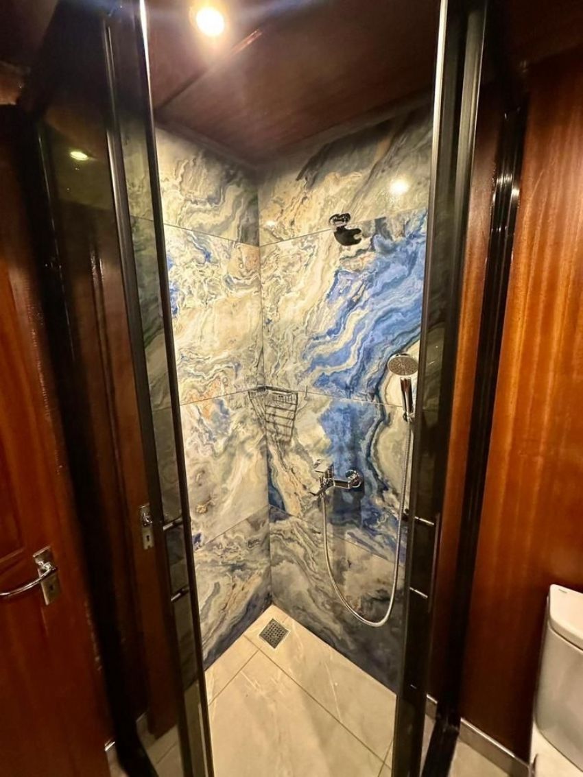 Ozge Gulet, Bathroom.