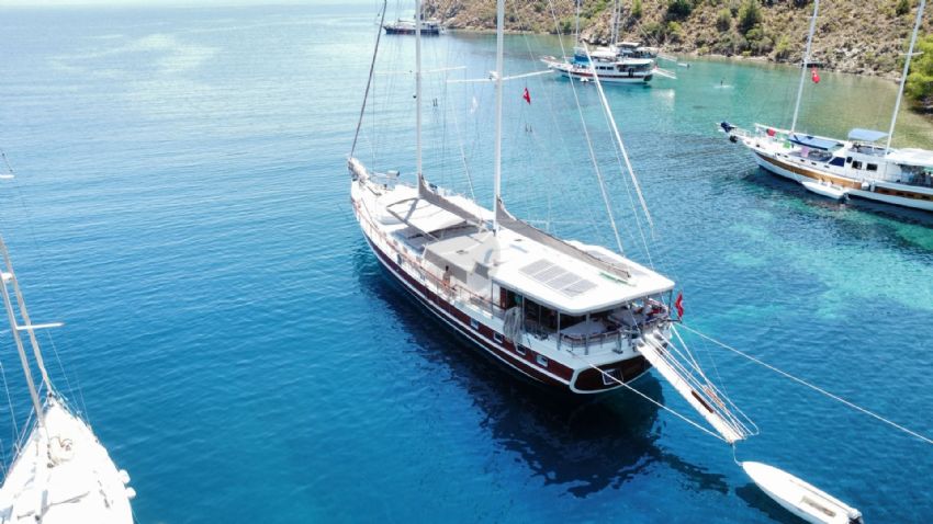 Ozge Gulet, Güneşlenme Alanı