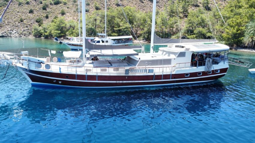 Ozge Gulet, Dış Görünüm