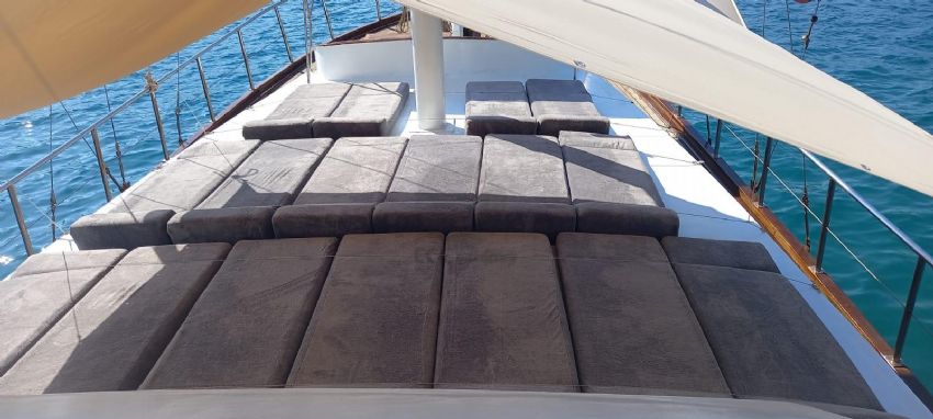 Özgür Ol, Ön Güverte, Güneşlenme Alanı