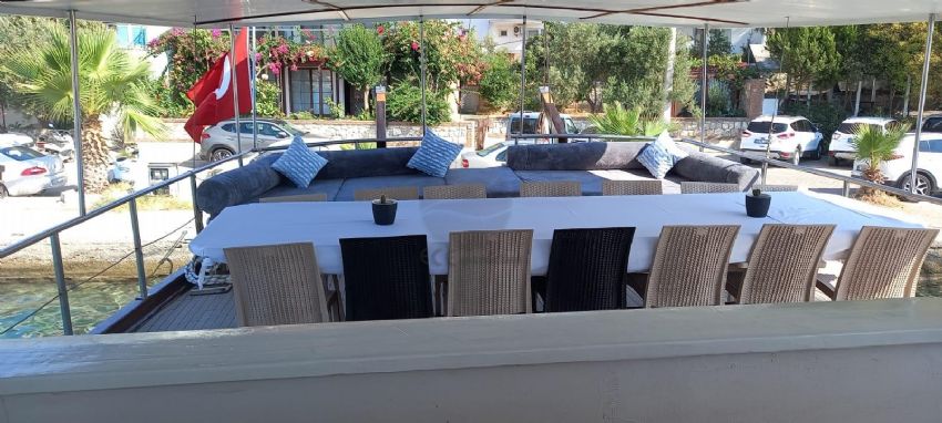 Özgür Ol, Arka Yemek Masası