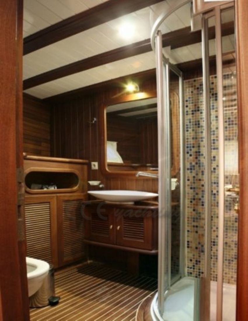 Palmyra Teknesi Banyo.  Palmyra Gulet Yacht. En Suite.