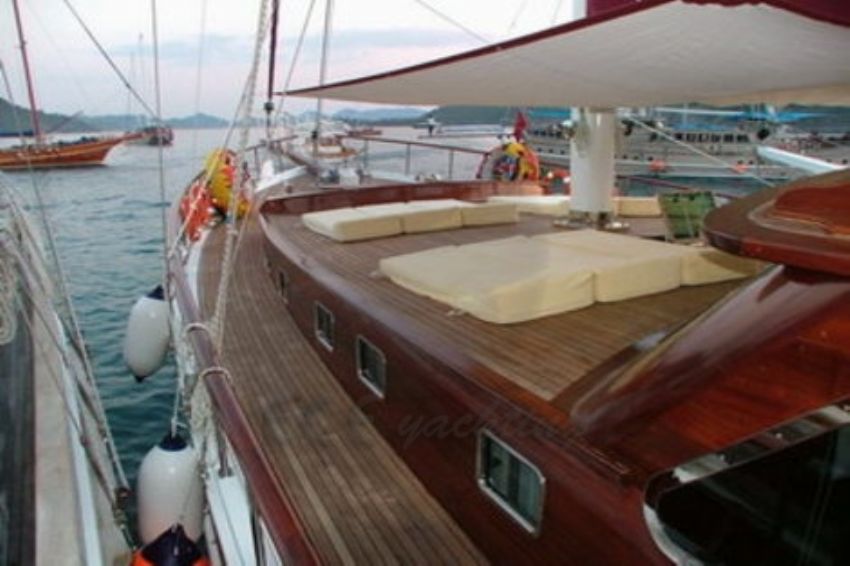 Palmyra Yatı.  Palmyra Gulet Yacht. Port Side Walkway.