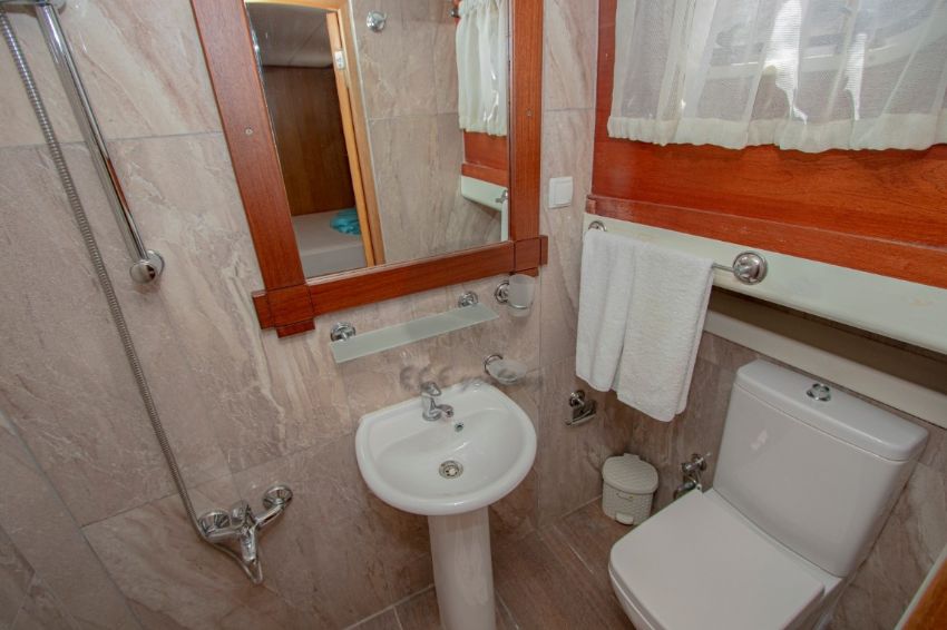 Parlak Gulet, Bathroom.